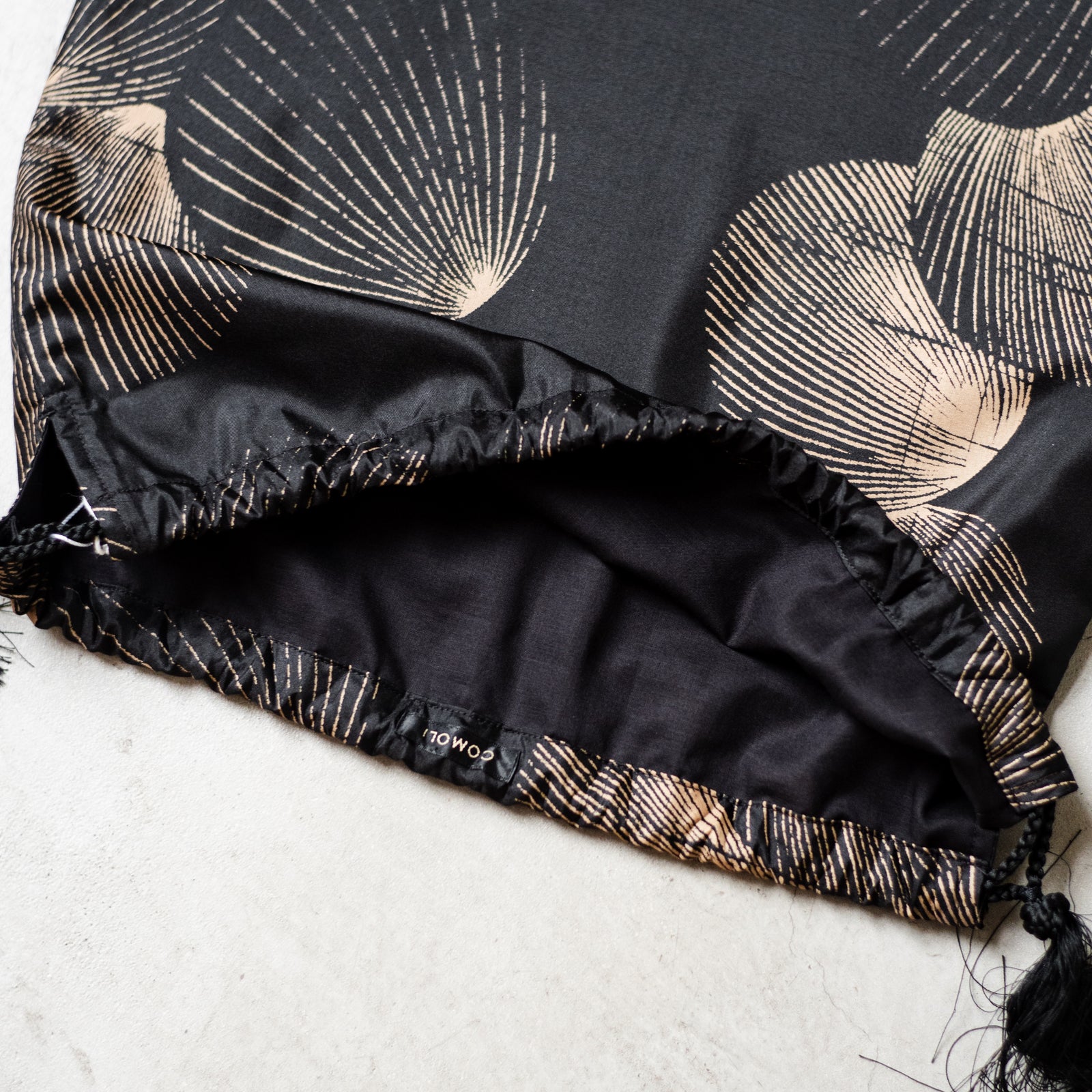 SILK SHELL POUCH L – ABOUT