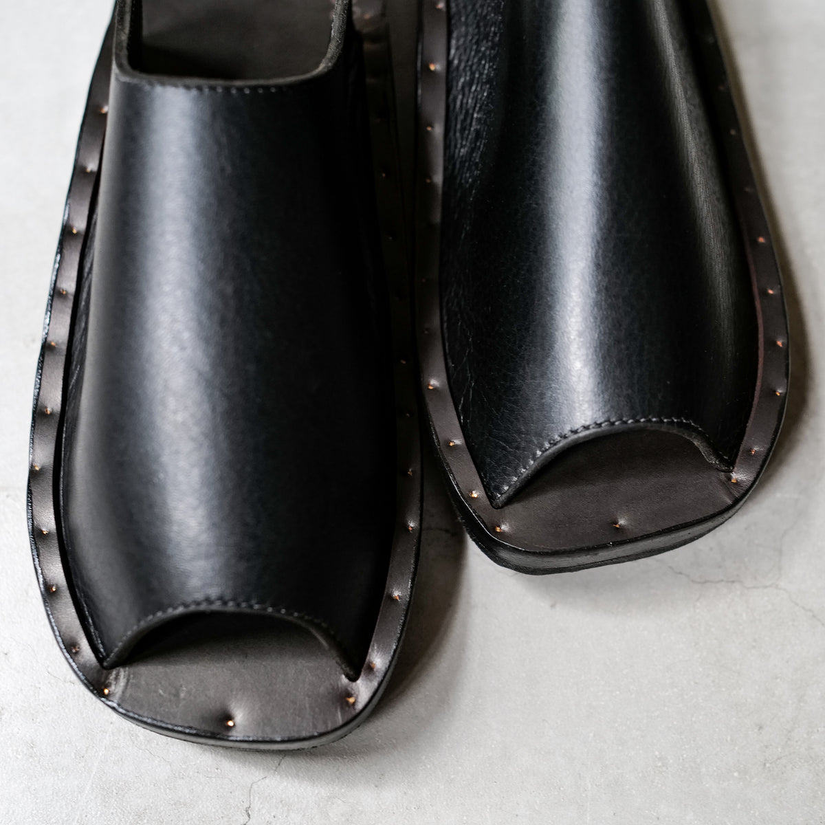 JUTTA NEUMANN　ALICE BLACK D9 JUTTA NEUMANN - Alice RD Unisex BLACK LATIGO DARK WASHIDA
