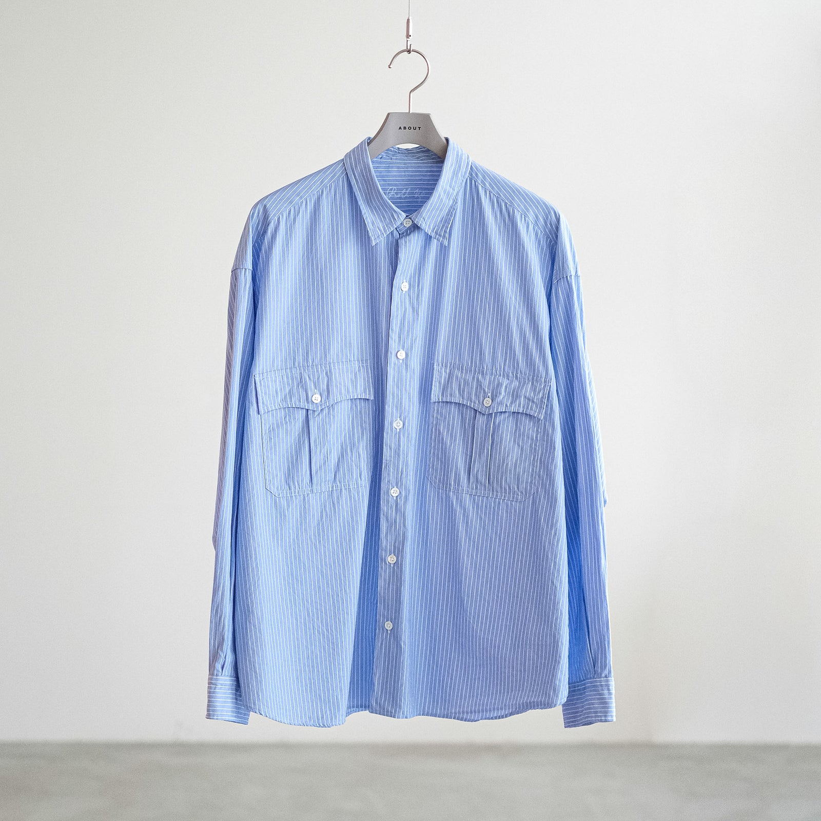 ROLL UP STRIPE SHIRT LOGO WHITE – ABOUT